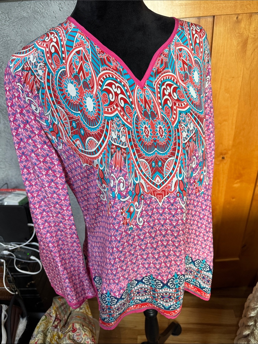 Tolani Women's Pink Patterned V-Neck Blouse